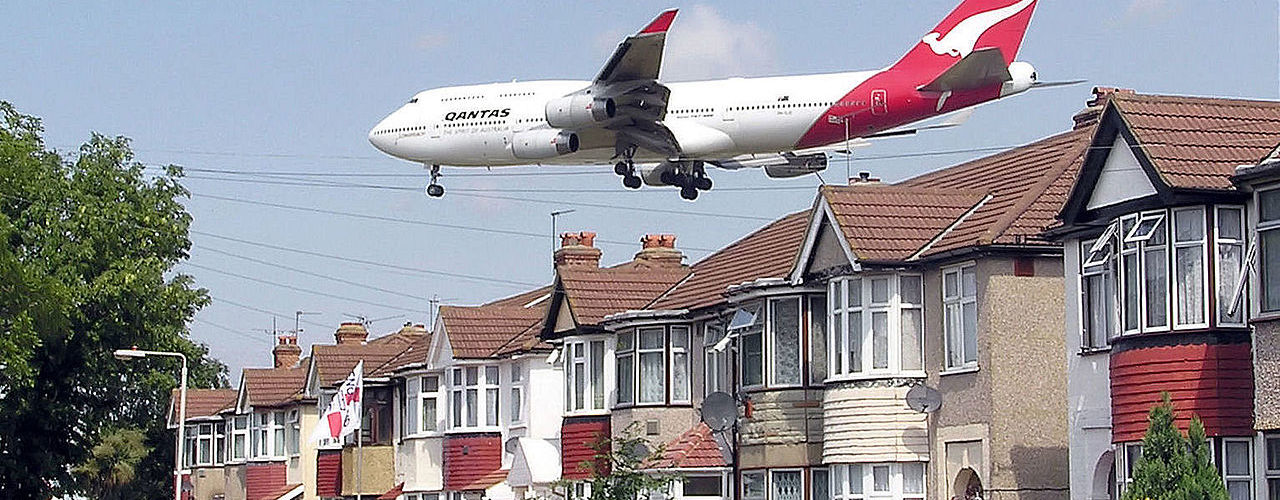 Qantas_b747_over_houses_cc