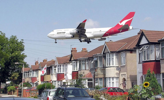 Qantas_b747_over_houses_cc