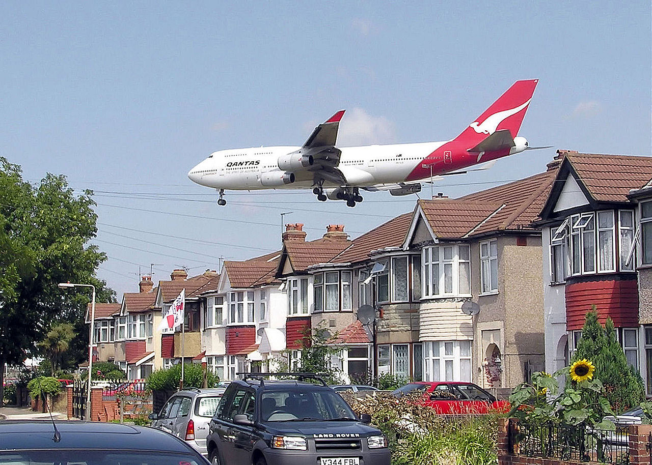 Qantas_b747_over_houses_cc
